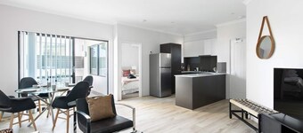 Chic Exec 2bdr 2bath -River,FREO,Parking,AC