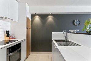 Frigorifero, microonde, forno, piano cottura