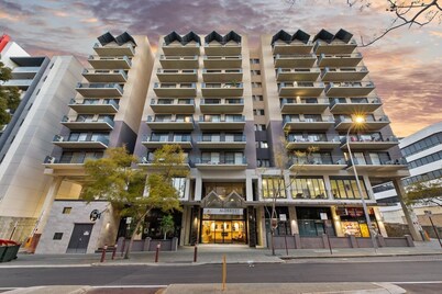 The East Perth Hub: Spacious 2BR with Free Parking