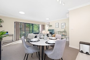 Dining - Marvellous Mounts Bay 2BR Apt (Perth)
