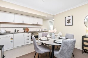 Fridge, microwave, oven, stovetop - Marvellous Mounts Bay 2BR Apt (Perth)