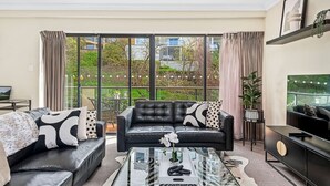 Smart TV, offices - Marvellous Mounts Bay 2BR Apt (Perth)