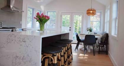 Luxe, designer renovation; walk to Tyde wedding venue, shops & beach!