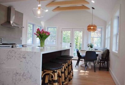 Luxe, designer renovation; walk to Tyde wedding venue, shops & beach!
