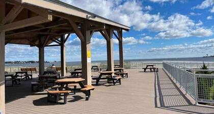 Luxe, designer renovation; walk to Tyde wedding venue, shops & beach!