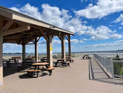 Luxe, designer renovation; walk to Tyde wedding venue, shops & beach!