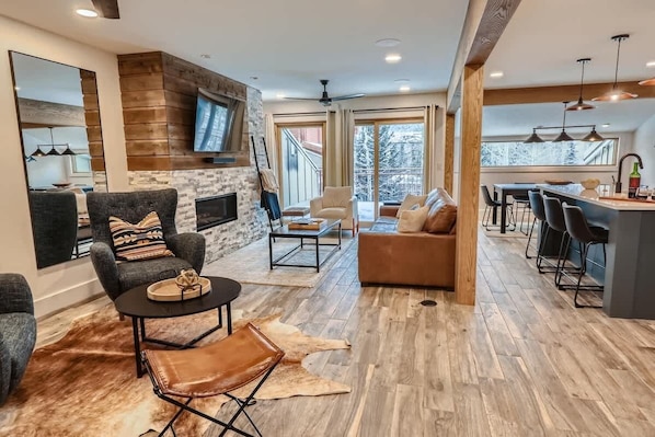TV, fireplace, offices - True Ski/Golf-in-Ski-Out-Modern Luxury-Hot Tub (Frisco)