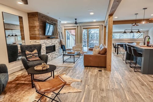 True Ski/Golf-in-Ski-Out-Modern Luxury-Hot Tub