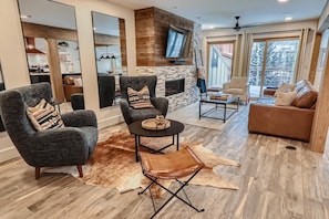 TV, fireplace, offices - True Ski/Golf-in-Ski-Out-Modern Luxury-Hot Tub (Frisco)