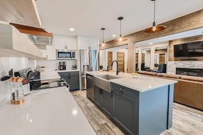 Fridge, microwave, oven, stovetop - True Ski/Golf-in-Ski-Out-Modern Luxury-Hot Tub (Frisco)