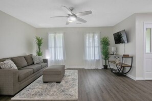 TV - Tropical Oasis Villa (Spring Lake)