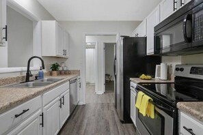 Kjøleskap, mikrobølgeovn, ovn og kokeplater