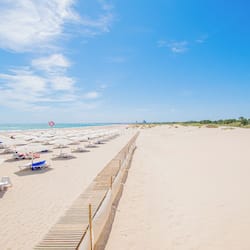 Beach nearby, white sand, beach towels, 6 beach bars