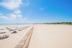 Plage à proximité, sable blanc, serviettes de plage, 6 bars de plage