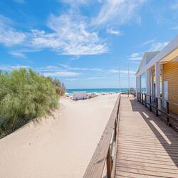 Beach nearby, white sand, beach towels, 6 beach bars