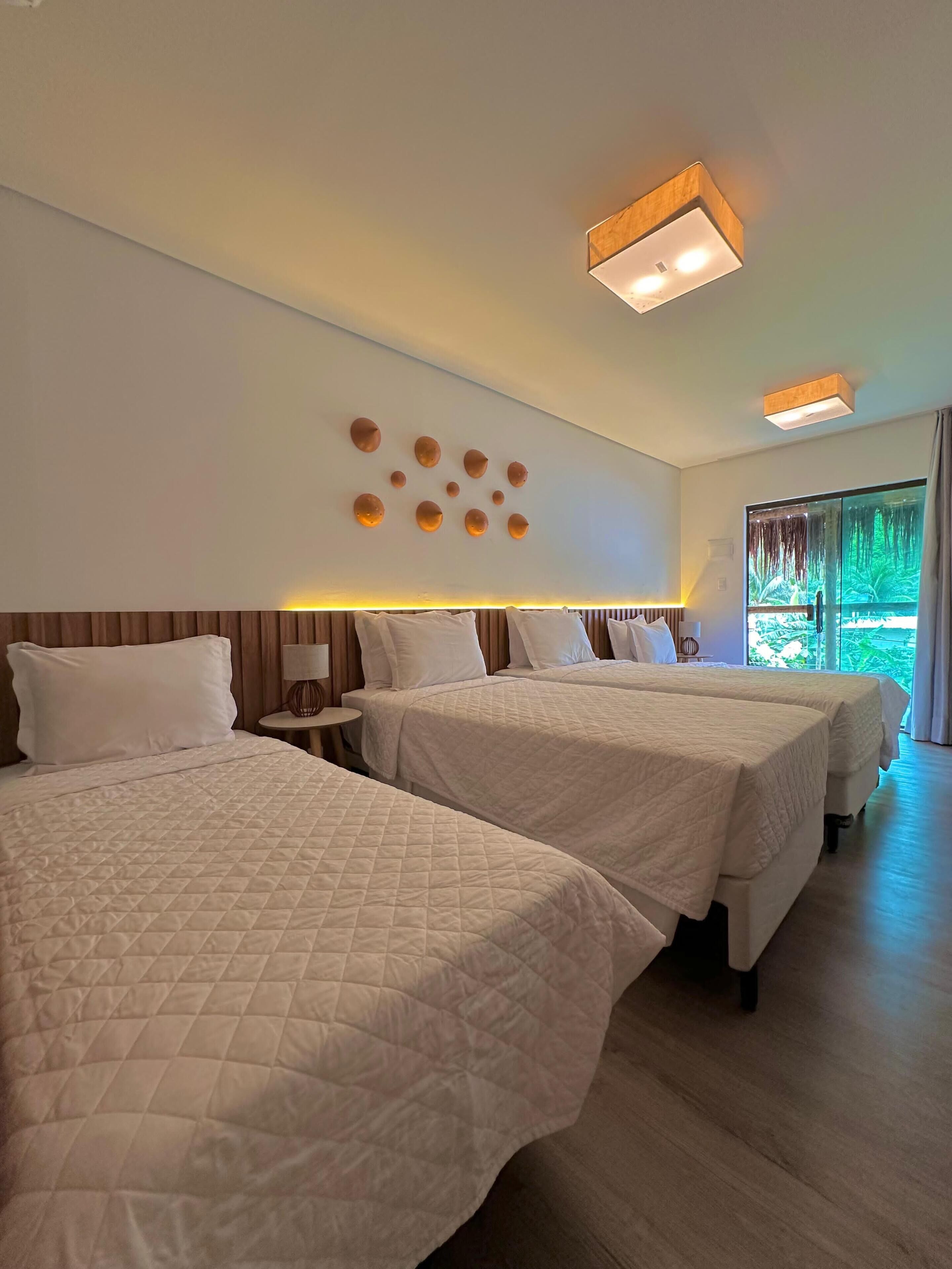 Minibar, caja de seguridad en la habitación y cortinas blackout 