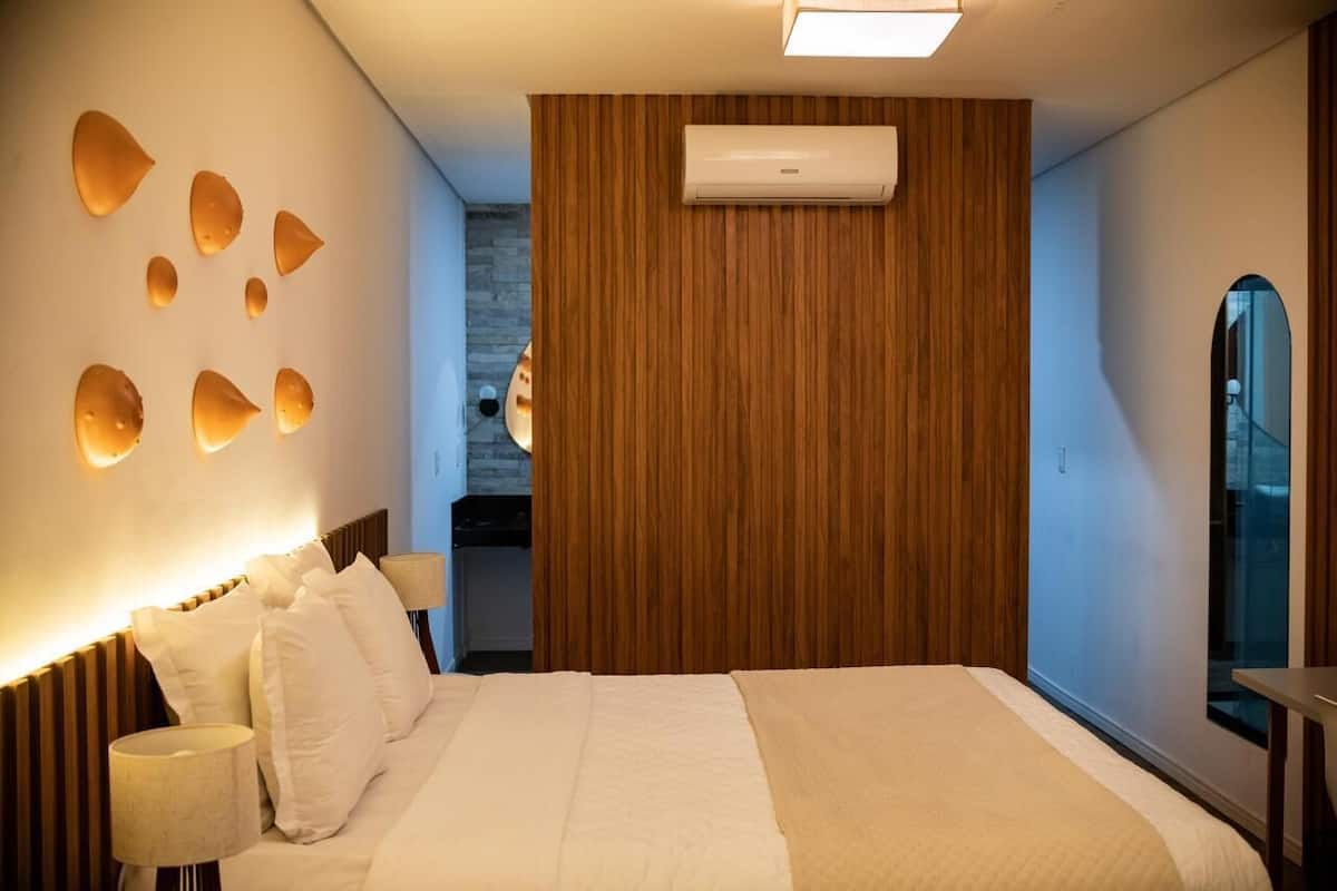 Deluxe Room | Minibar, in-room safe, blackout drapes, iron/ironing board