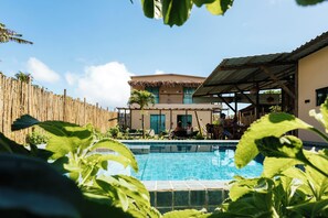 Piscine extérieure, parasols de plage, chaises longues