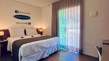 Standard dubbelrum eller tvåbäddsrum | Minibar, värdeförvaringsskåp på rummet och mörkläggningsgardiner