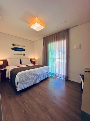 标准双人房或双床房 | 迷你吧、客房内保险箱、遮光窗帘、熨斗/熨板