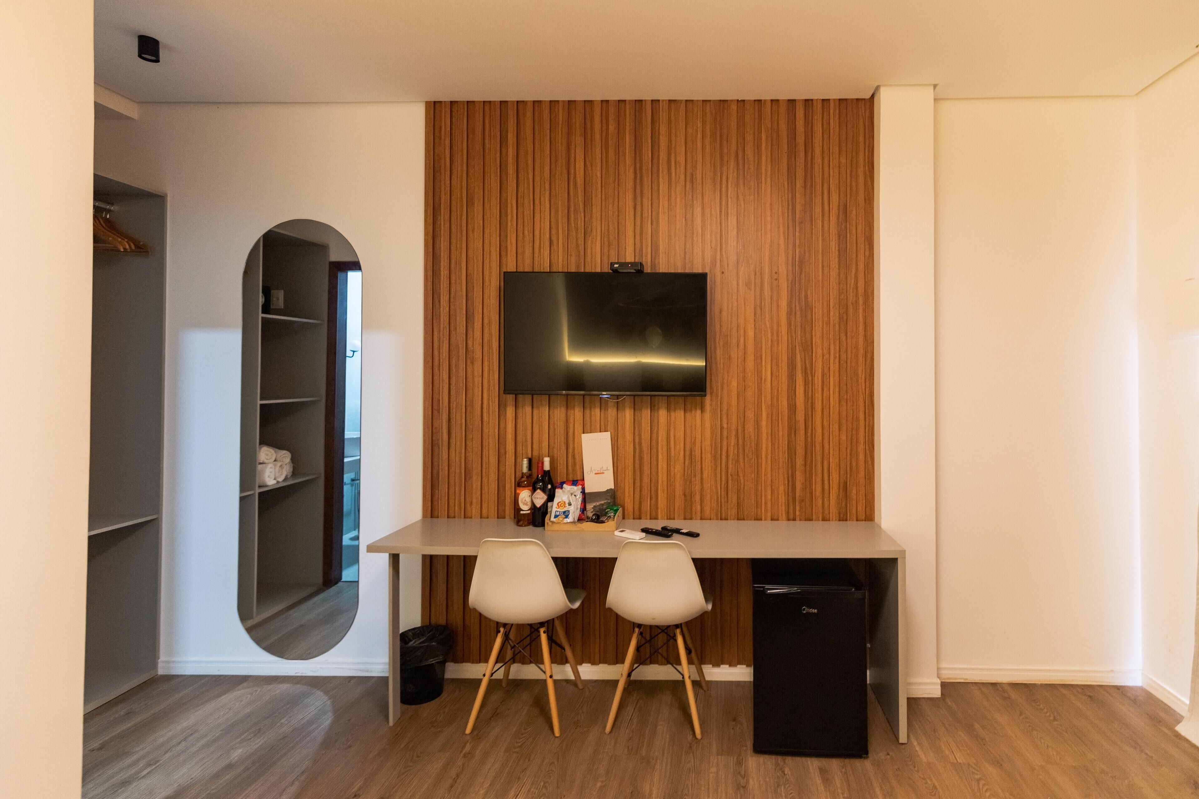 Frigobar, cofres nos quartos, cortinas blackout