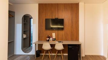 Frigobar, cofres nos quartos, cortinas blackout