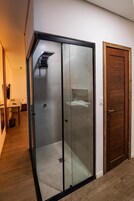 Gratis toiletartikelen, een haardroger, handdoeken, zeep