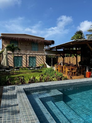 Outdoor pool, pool umbrellas, sun loungers - POUSADA AMAR NORONHA (Fernando de Noronha)
