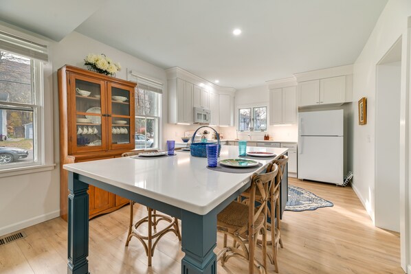 Réfrigérateur, micro-ondes, plaque de cuisson, lave-vaisselle