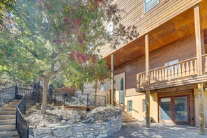 Ein Holzhaus mit einer Steintreppe und einem Balkon.