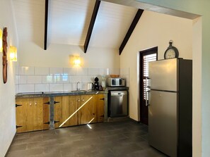 Lägenhet Deluxe | Eget kök | Spishäll, brödrost, barnstol och frys