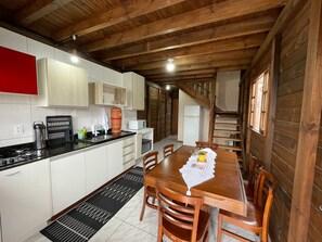 Private kitchen - Woody House Chalé - O Refúgio Para sua Família na Praia em Florianópolis (São João do Rio Vermelho Florianópolis)