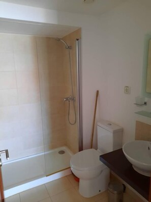 Departamento | Baño | Tina con regadera, tina profunda, secadora de cabello, toallas 