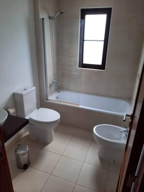 Appartement | Salle de bain | Ensemble baignoire-douche, baignoire profonde, séchoir à cheveux