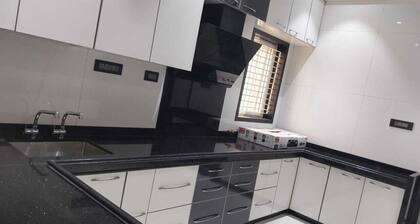 Lovely, Nice New Family Sized Apartment close to Temples and Shopping areas