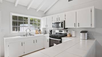 KylskÄp, mikrovÄgsugn, ugn och spishÀll