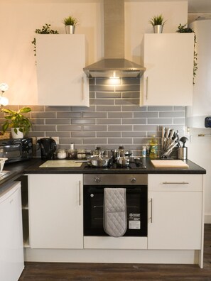 Kjøleskap, mikrobølgeovn, ovn og kokeplater