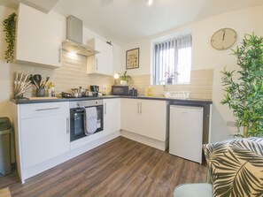 Køleskab, mikrobølgeovn, ovn, kogeplade