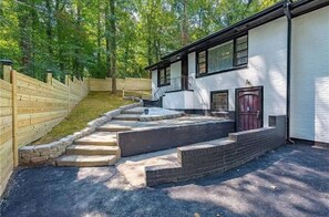 Exterior - Entire 2BR Apt + King Bed & 120" Projector (Atlanta)