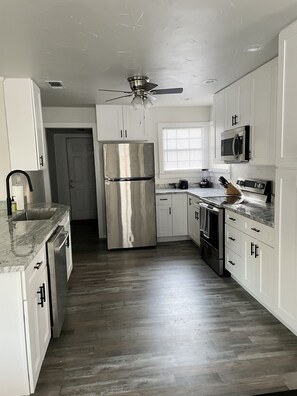 Frigorífico, microondas, horno y placa de cocina