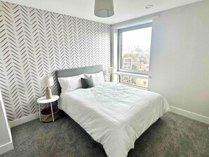 Apartment | 2 bedrooms, iron/ironing board, free WiFi, bed sheets - 2 Bed Flat - Sleeps 4 - Balcony - Smoking (London)