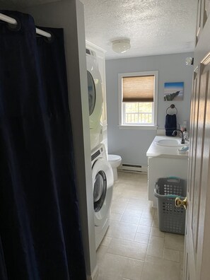Een douche, een haardroger, handdoeken, zeep