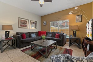 منزل - عدة أسرّة - مع إمكانية استخدام المسبح (MAP8960) | منطقة المعيشة