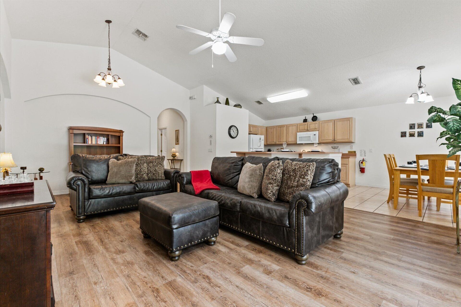 House, Multiple Beds, Pool Access, Pool View (CLD4676) | Living area