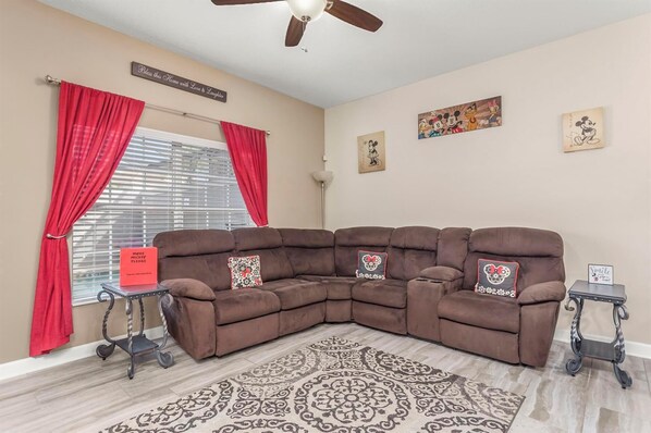 하우스, 침대(여러 개), 수영장 이용 (MVD1583) | 거실 공간