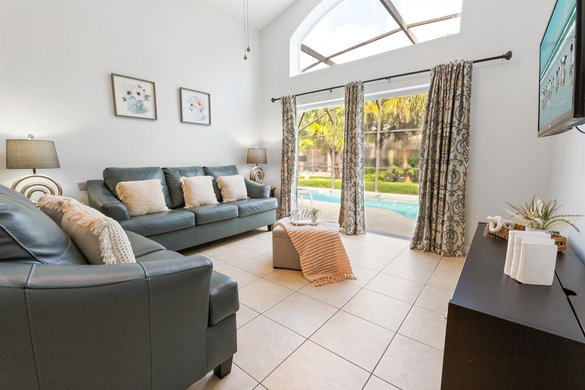 Talo, useita sänkyjä, pääsy uima-altaalle (EIB2682) | Oleskelualue