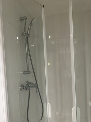 Hårtork, handdukar, tvål och schampo