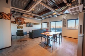 Colchones con efecto memoria y caja de seguridad en la habitación 