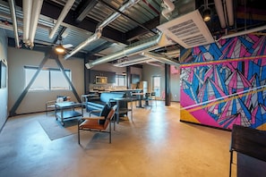 أسرّة بإسفنج يتكيف مع شكل الجسم وخزنة داخل الغرفة وستائر تعتيم