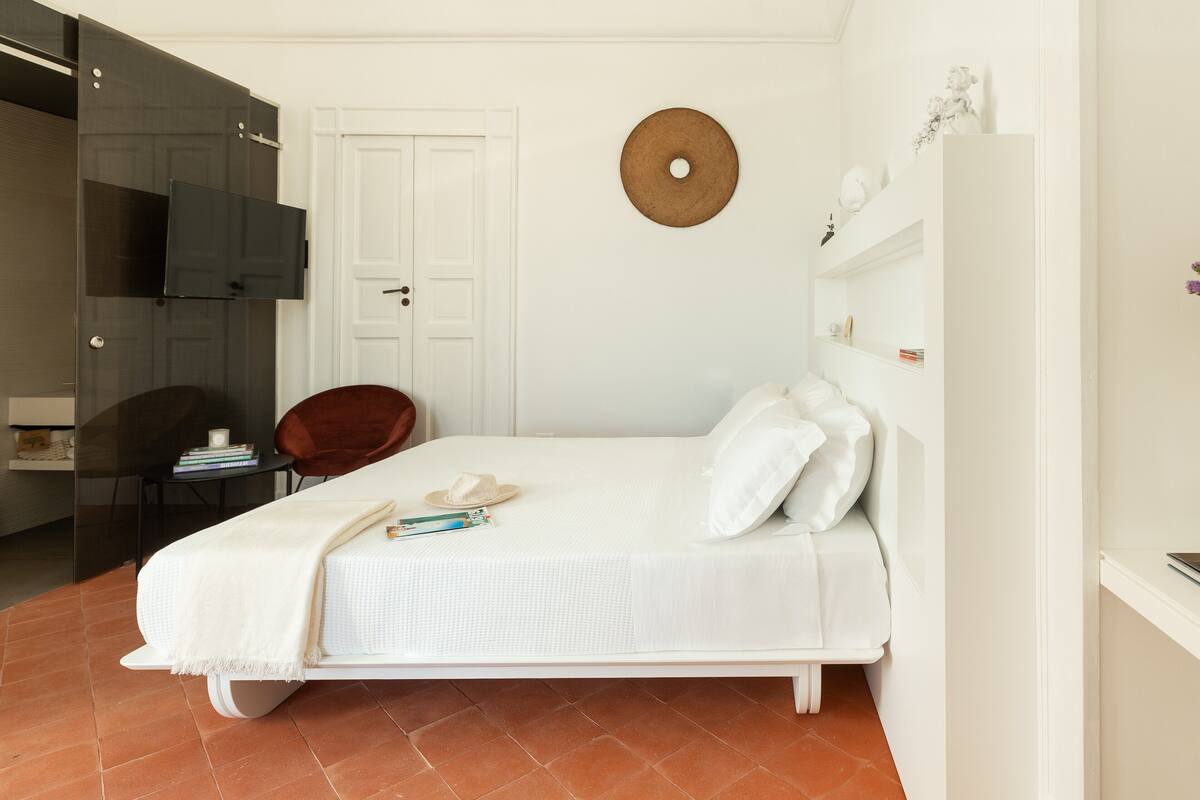 Deluxe Room, 1 King Bed, Bathtub, Tower | 1 bedroom, Egyptian cotton sheets, premium bedding, down comforters